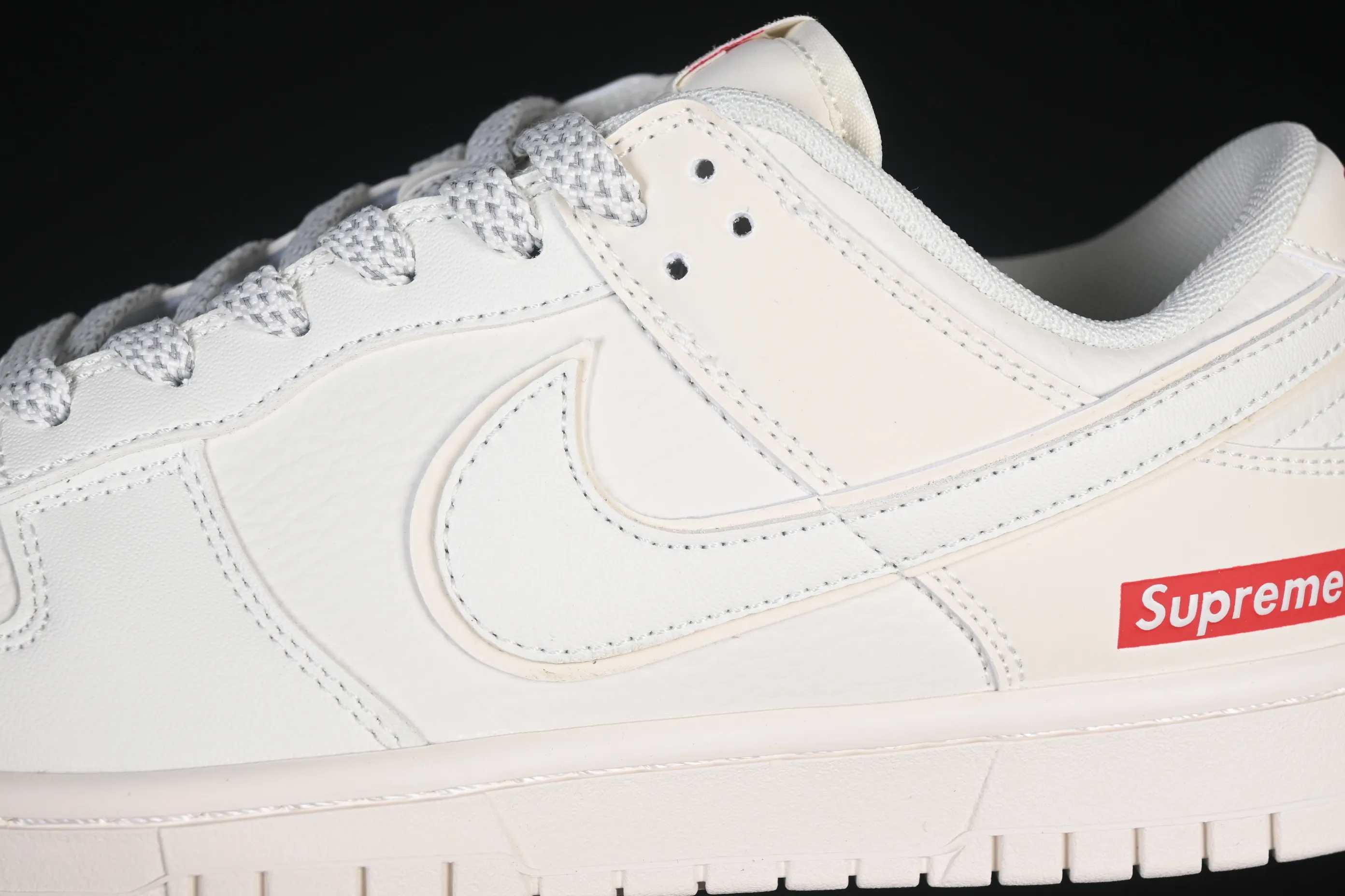 All categories Nk SB Dunk Series Nk SB Dunk Low High-end customized low-top sneakers Nike SB Dunk Low Supreme co-branded off-white red hook Anniversary high-end customized low-top casual sneakers CS1688-109